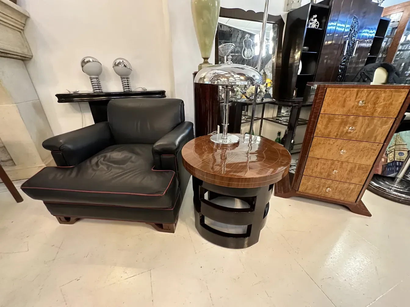 Круглый antique маленький стол с детализированным фоном