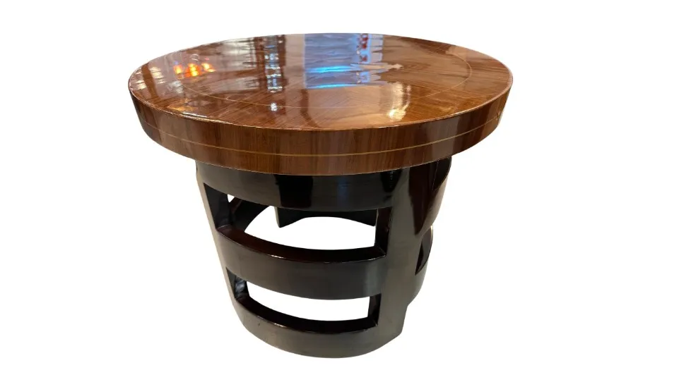 mesinha antiga redonda com pernas curvas e estilo original, ambiente moderno