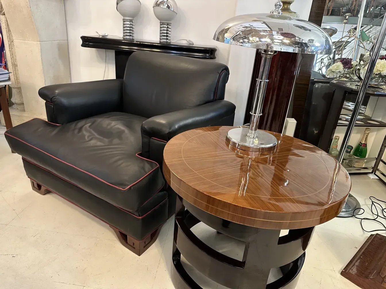 mesita antigua redonda en un entorno elegante con sillones