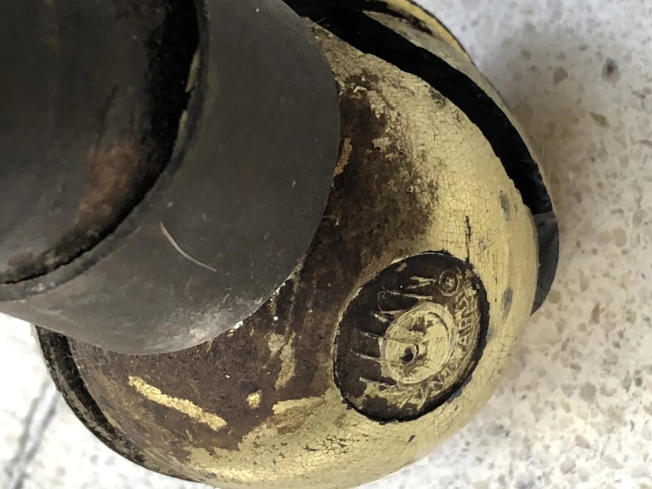 Detail eines alten kleinen Tisches mit stilvoller Dekoration und verzierten Beinen