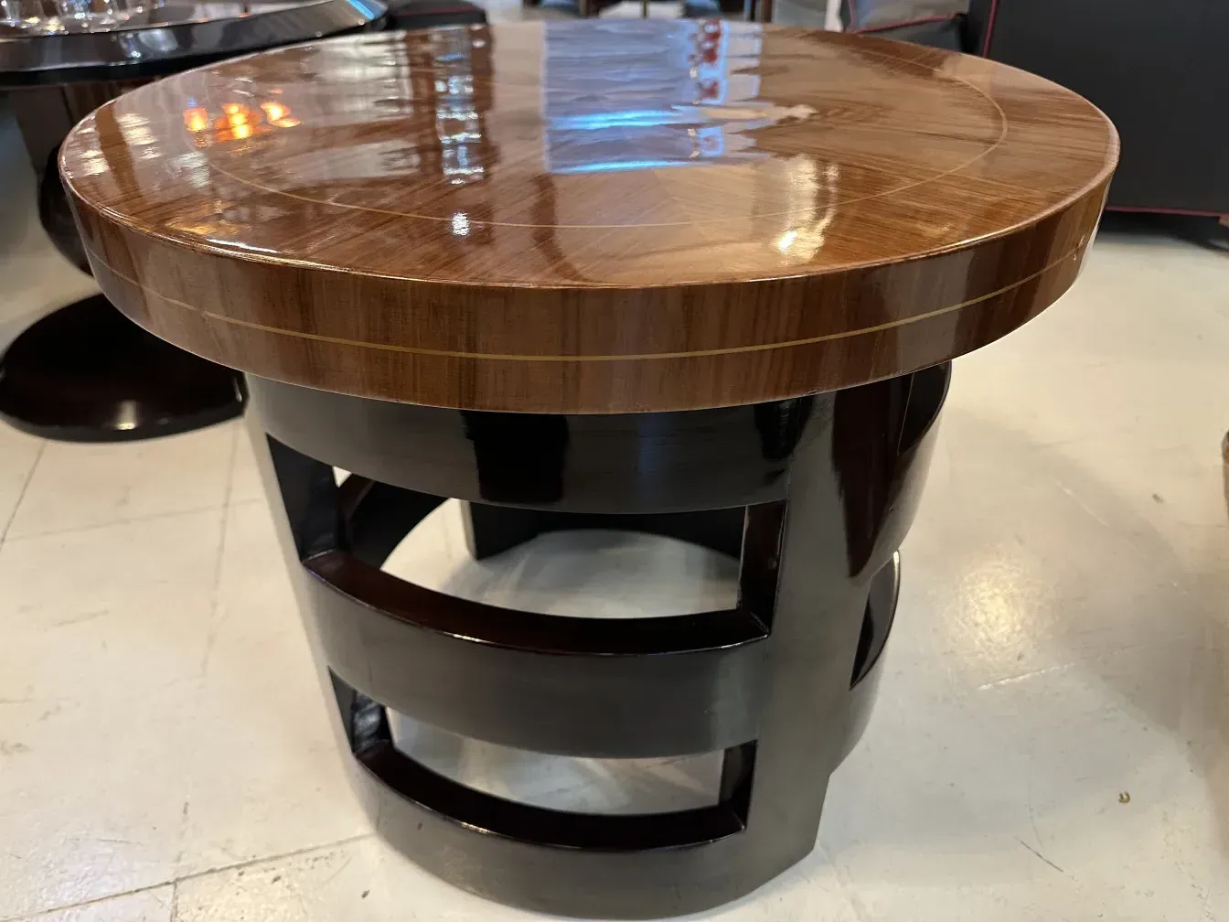 mesinha antiga com design decorativo, ambiente elegante