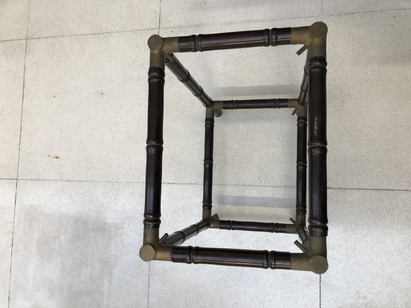 kleiner antiker Tisch mit einzigartigem Design und leichter Struktur