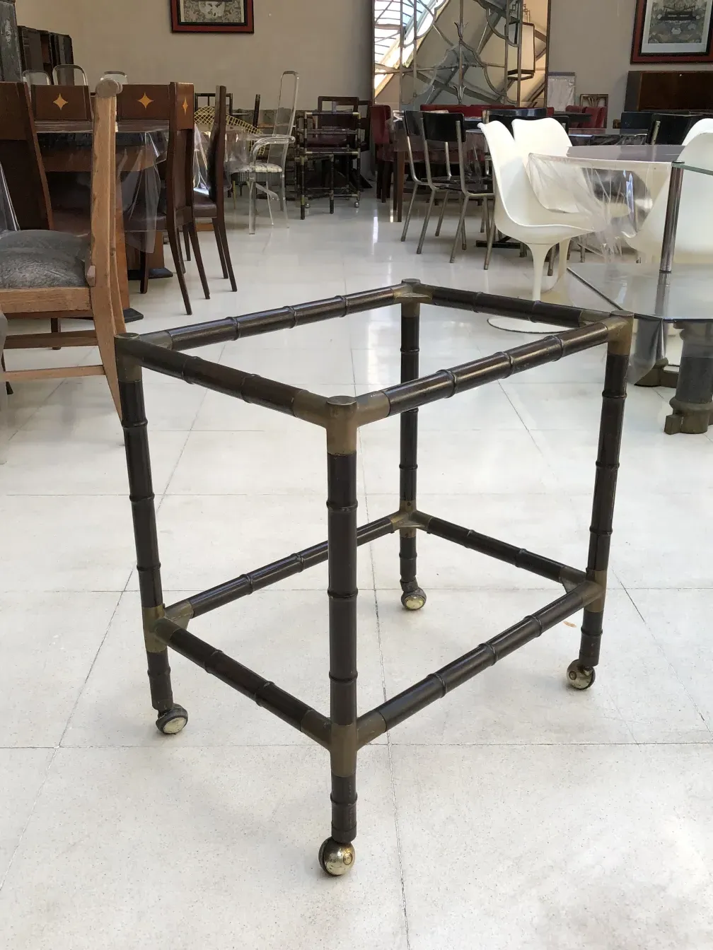 Petite table ancienne avec base structurelle visible dans l'environnement