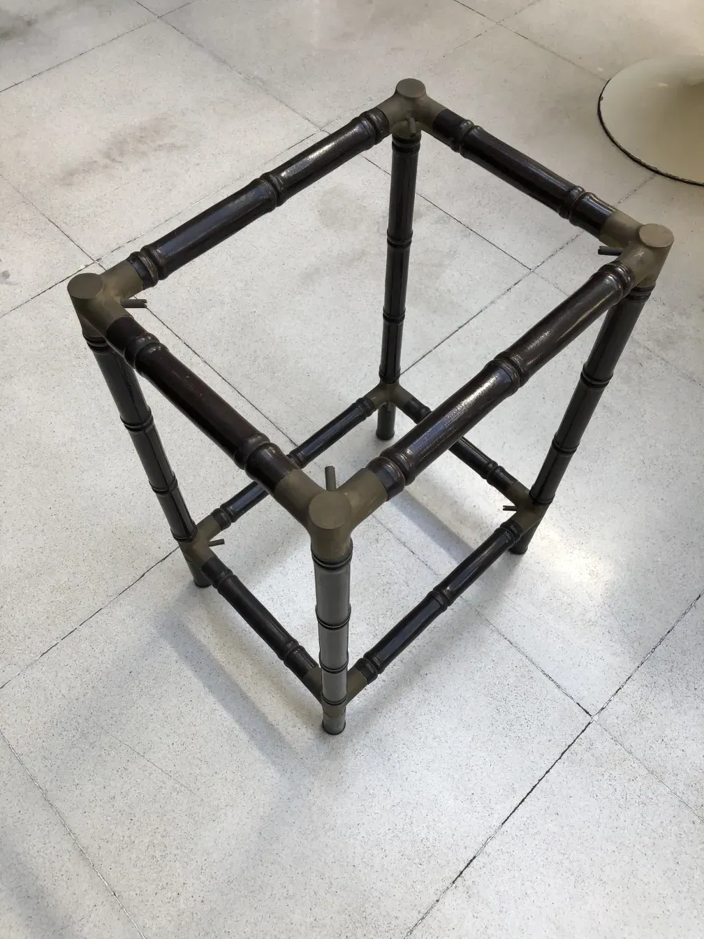 mesita antigua de diseño único en un entorno moderno