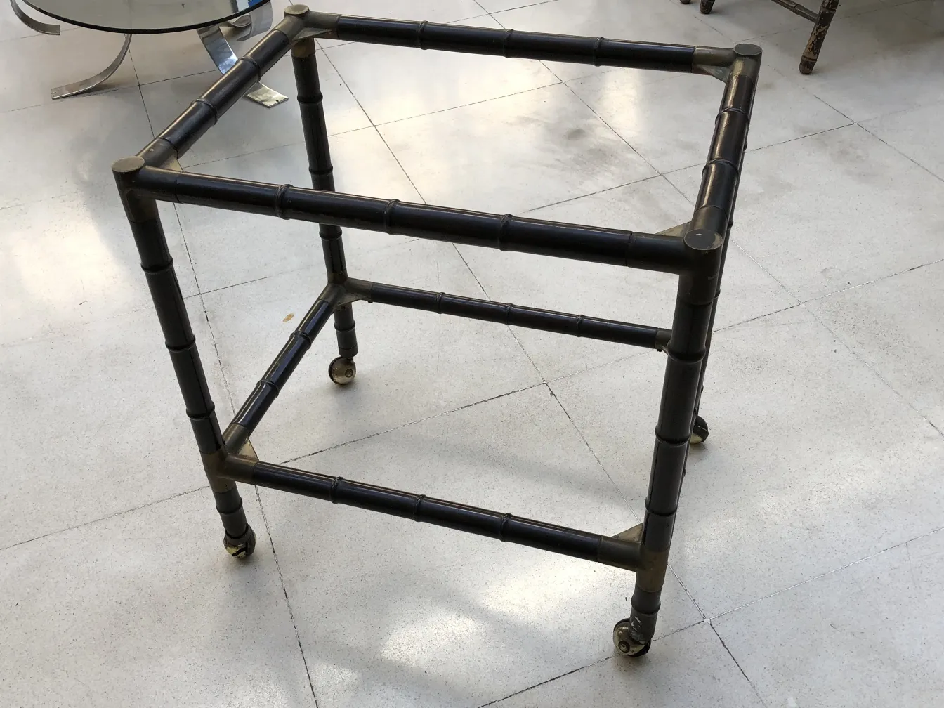 petite table ancienne au design simple et avec roues, idéale pour la décoration