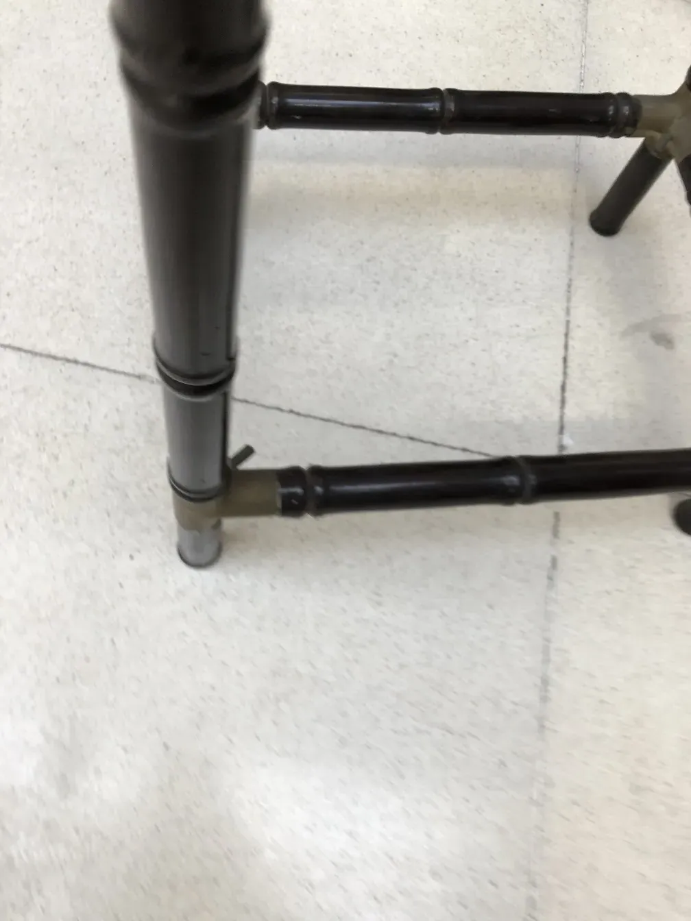 visao de uma mesinha antiga com design elegante