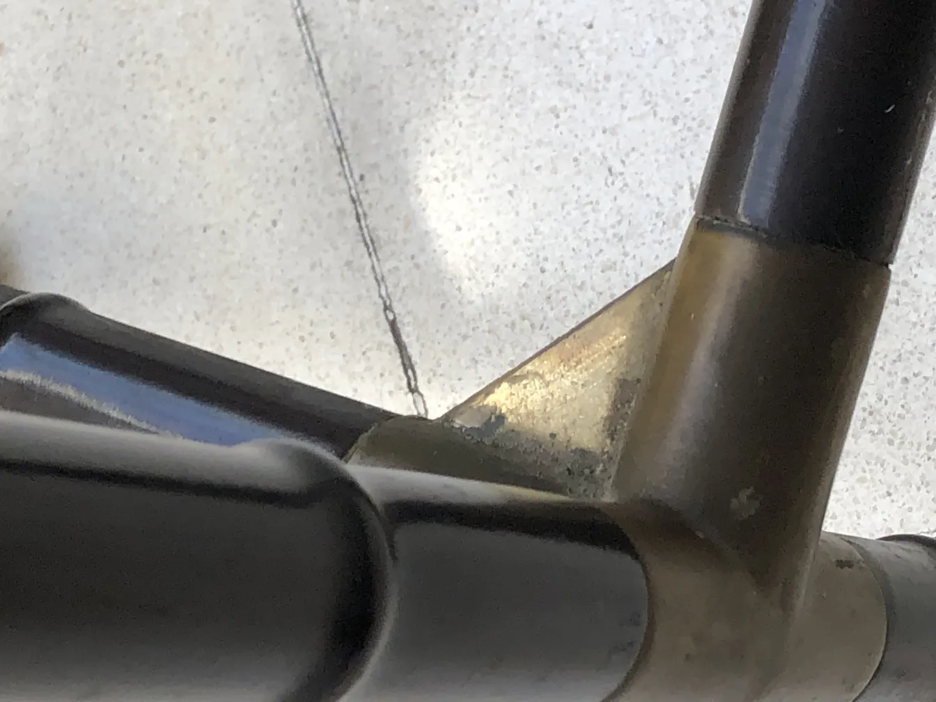 detalhes de uma mesinha antiga com base decorativa e design elegante