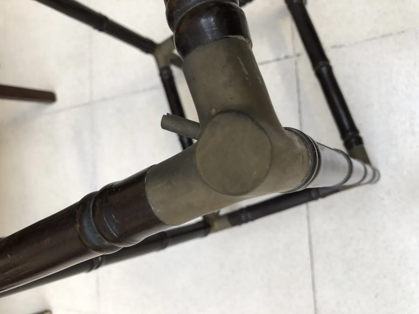 पुरानी छोटी मेज़ जो william billy haines द्वारा सरल और सुरुचिपूर्ण डिज़ाइन की गई है