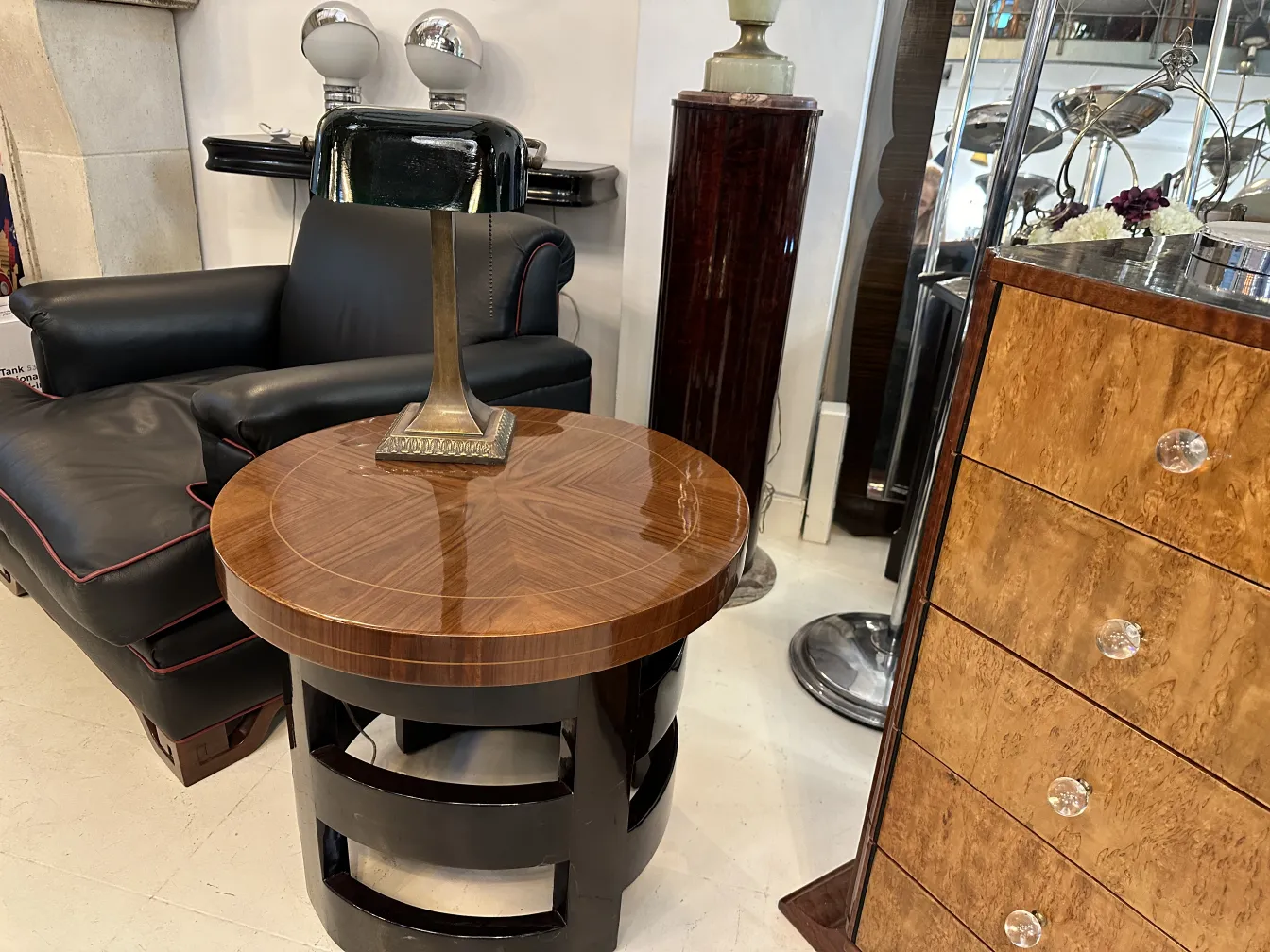 antiker runder kleiner Tisch mit Lampe darauf, elegantes Ambiente