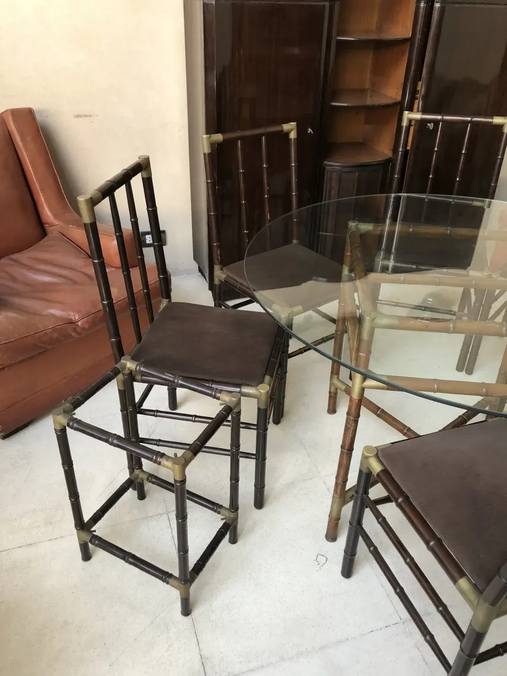 Mesa pequeña antigua de estilo moderno, con sillas alrededor, ambiente acogedor.