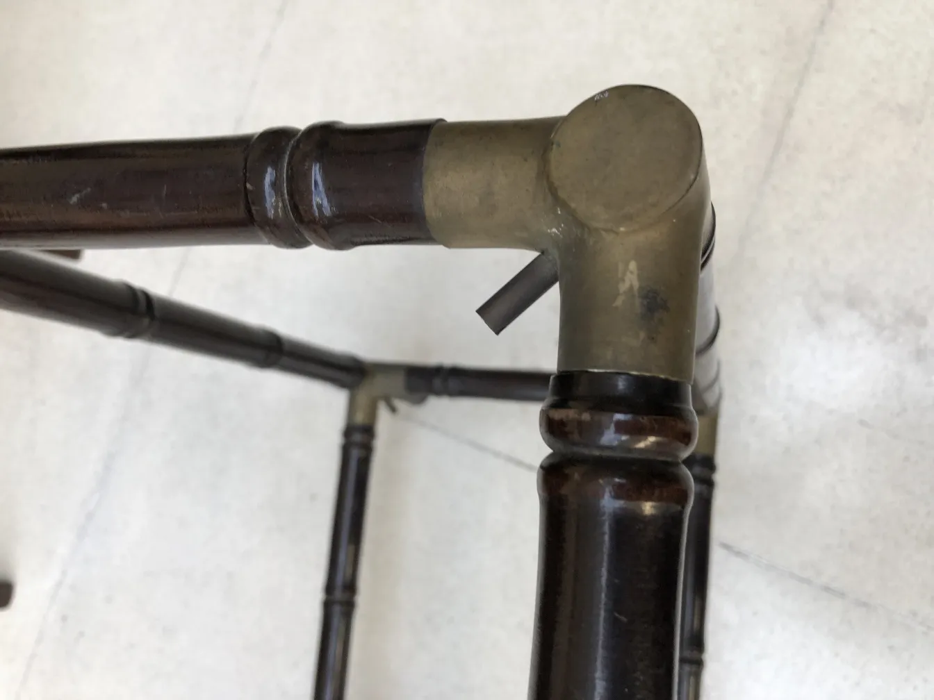 Antiker kleiner Tisch mit Designdetails von William Billy Haines