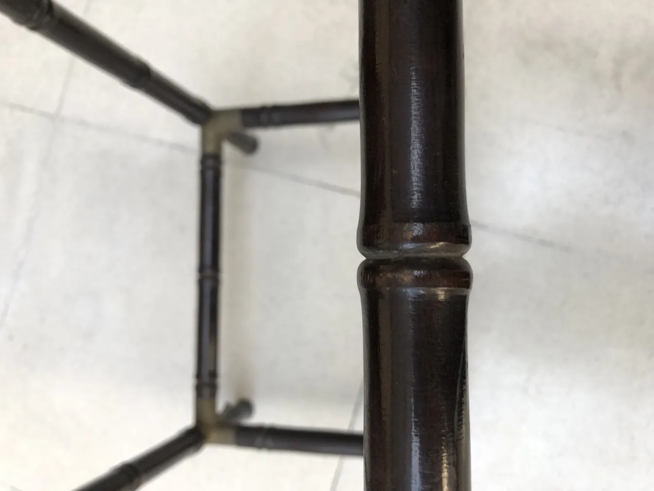 Ein kleiner antiker Tisch mit einfachem Design und eleganten Beinen.