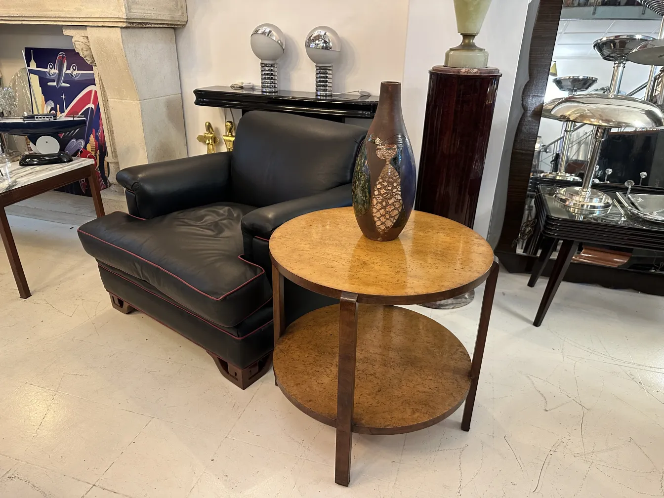 Tavolino antico rotondo con un vaso decorativo sopra