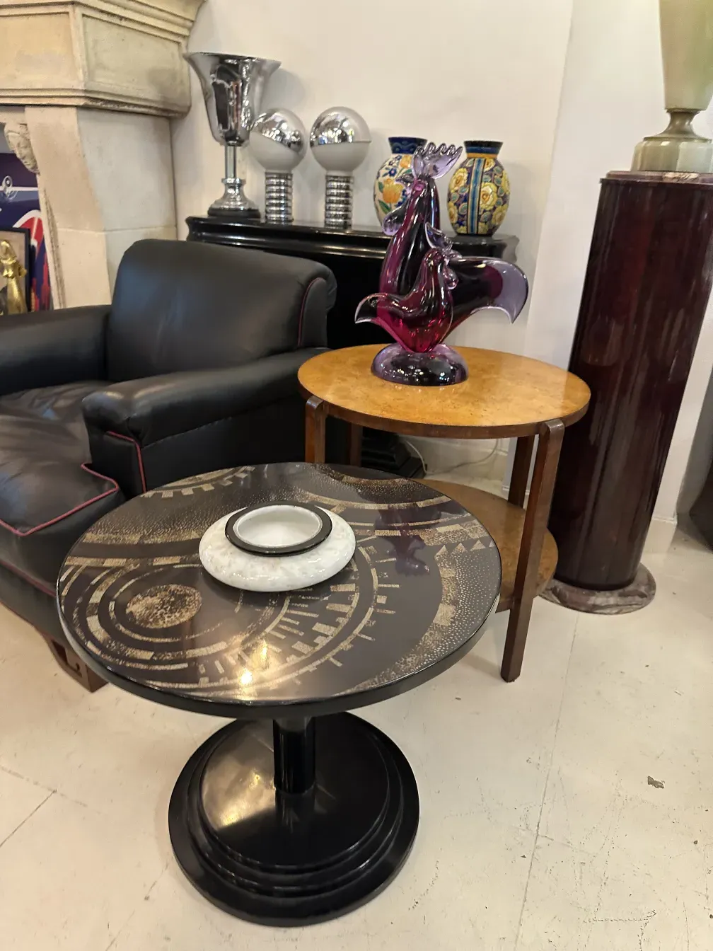 Mesita antigua con detalles decorativos, entorno elegante.