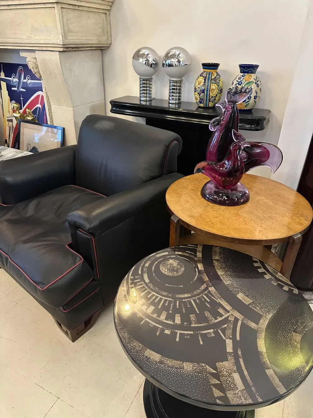 Tavolino rotondo antico con dettagli decorativi in un ambiente elegante.