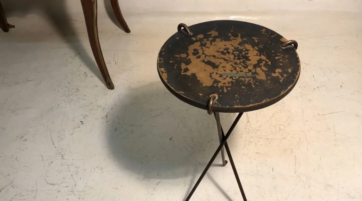 petite table ancienne avec surface usée et pieds croisés