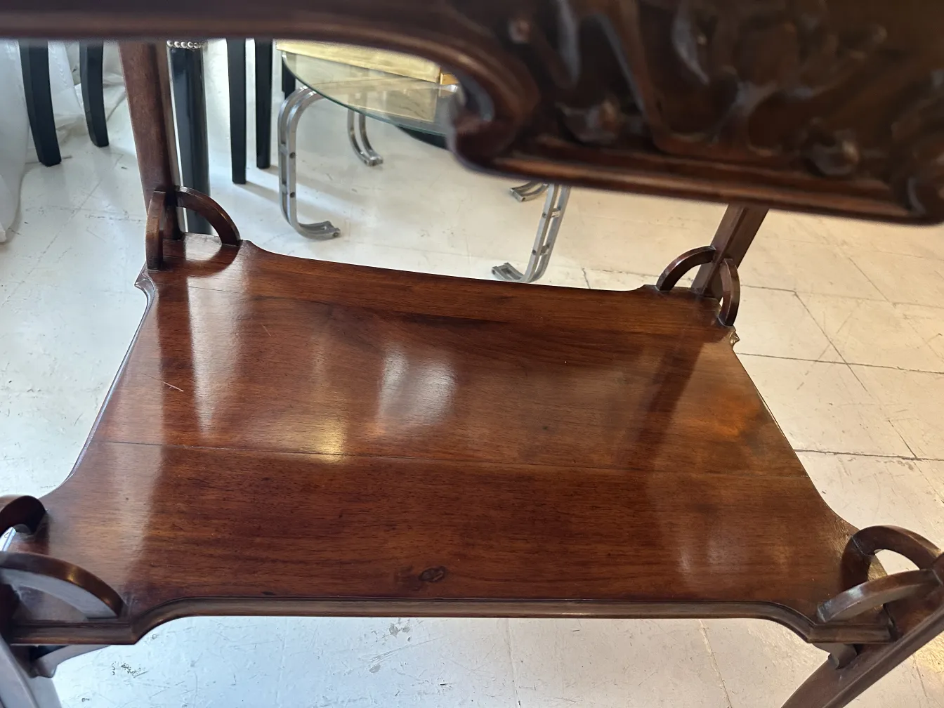 mesita antigua con detalles decorativos en un entorno acogedor