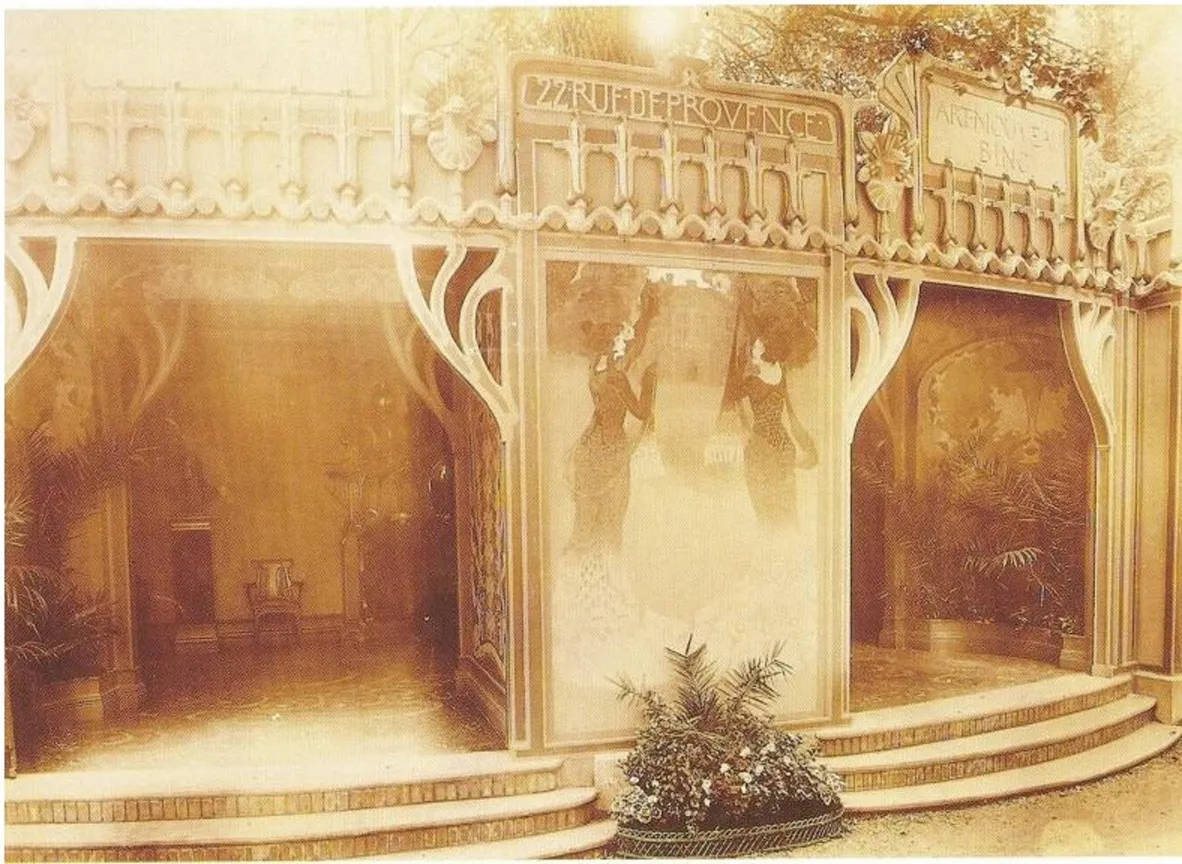 mesita antigua con decoración floral en un ambiente acogedor de maison l'art nouveau