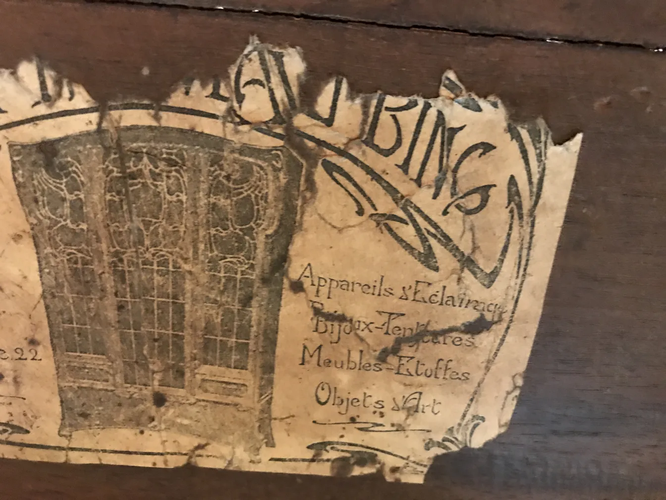 Antigua mesita con detalles de arte en su decoración