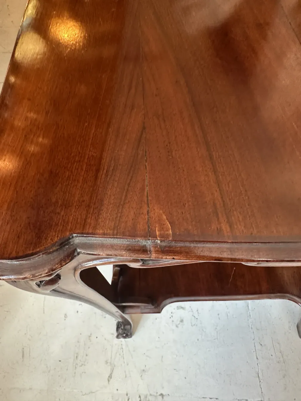 mesinha antiga elegante, usada na sala, detalhes nas pernas