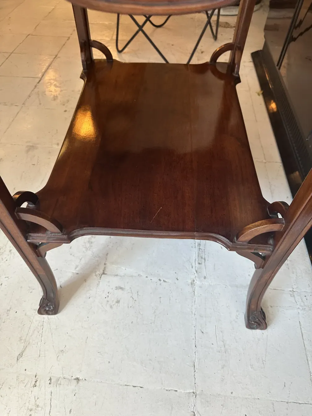 Antiker kleiner Tisch mit eleganten Details in klassischer Umgebung.