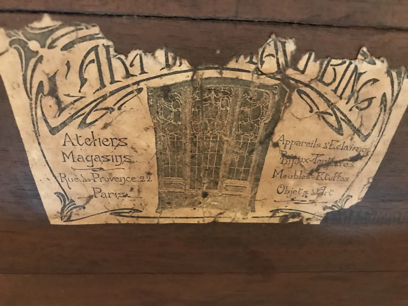 छोटी मेज़ प्राचीन, सजावटी विवरण, शास्त्रीय और खूबसूरत वातावरण।