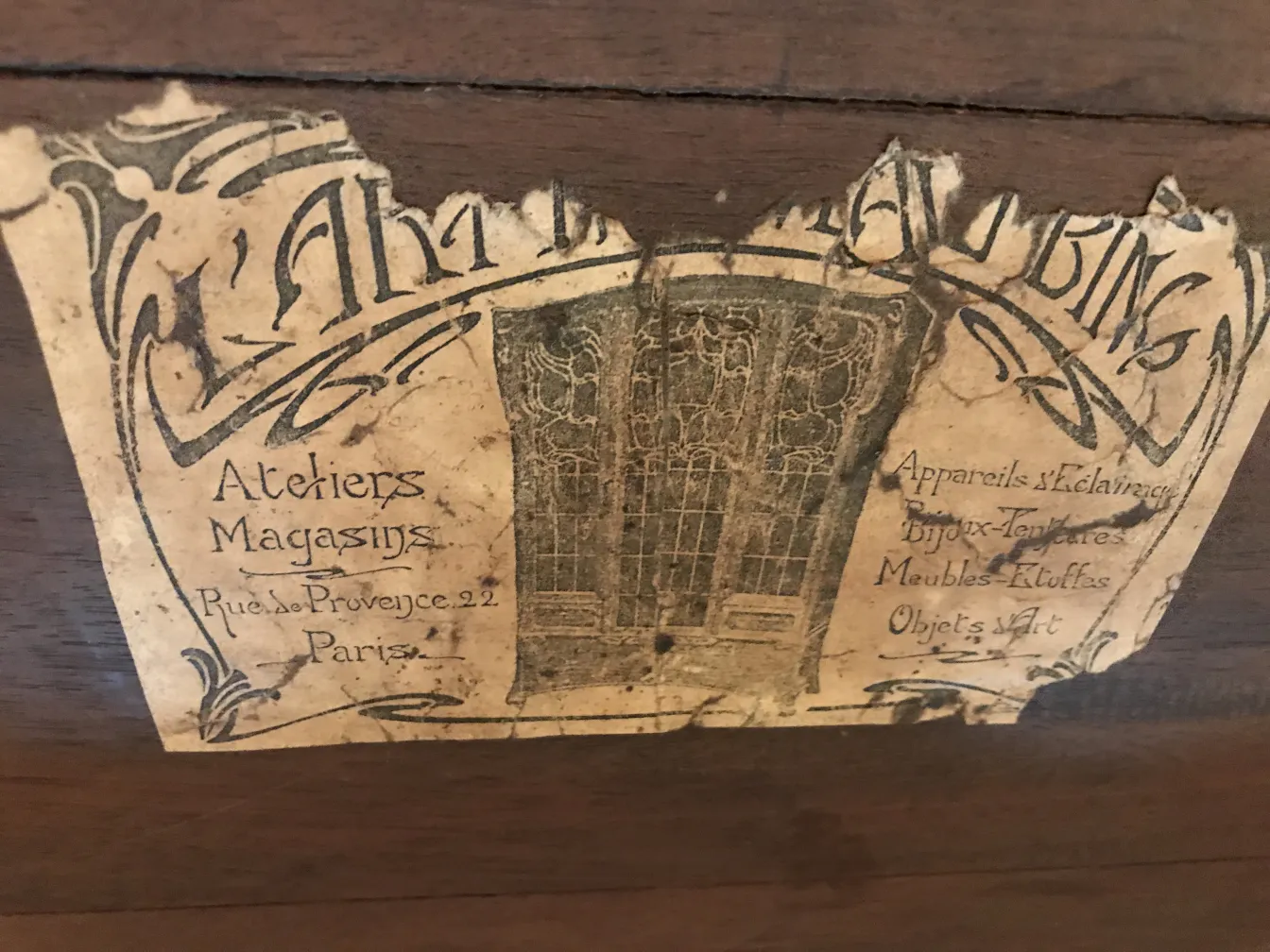 古老的小桌子，背景中的Bing Atelier Magasins标签