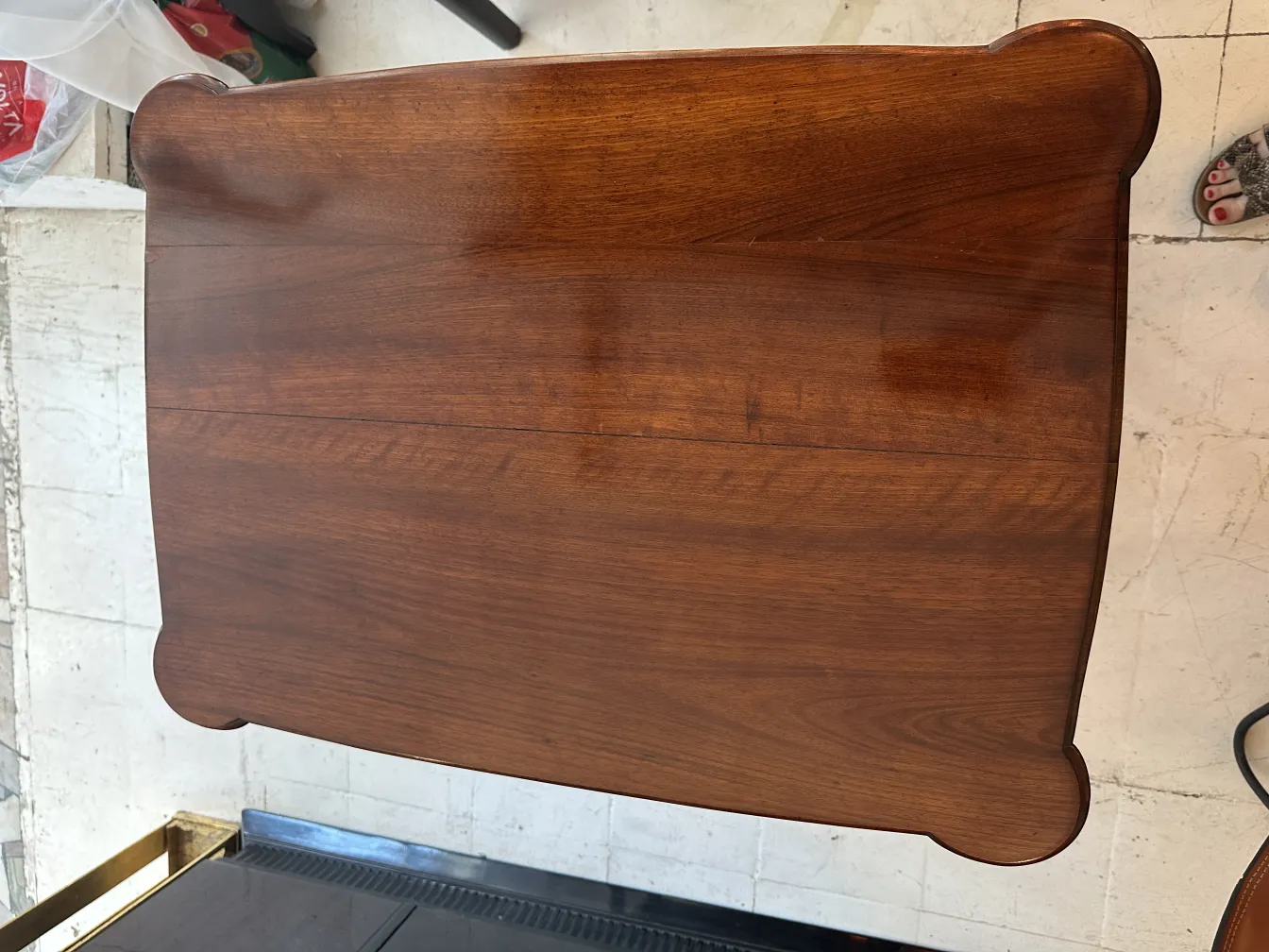 Petite table ancienne avec forme arrondie, ambiance chaleureuse