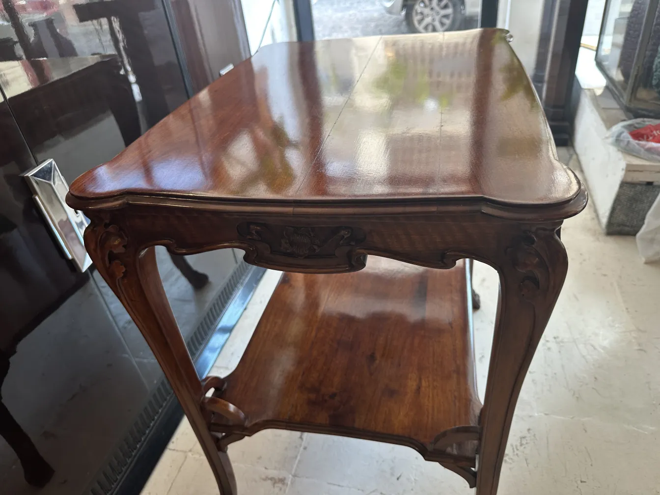 詳細が精緻な古い小さなテーブルが明るい背景にあります。