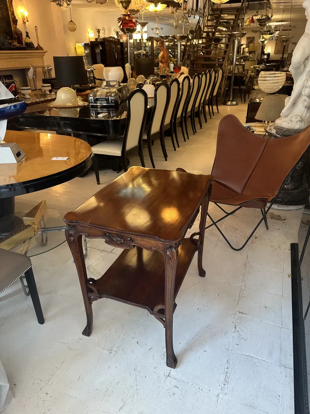 Petite table antique avec des jambes élégantes, arrière-plan d'antiquités