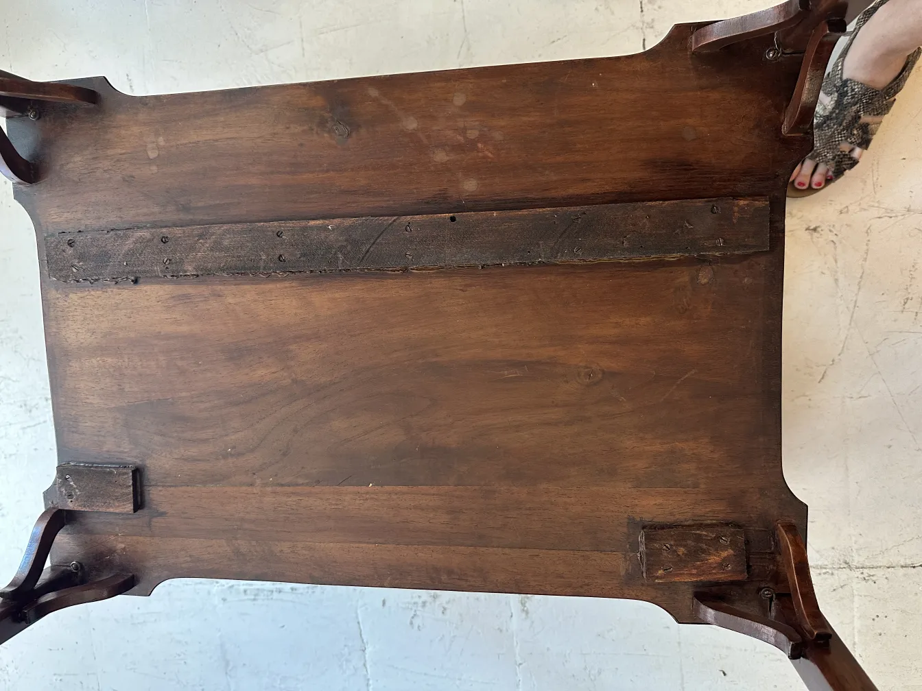 古い小さなテーブルの詳細、見える部分と明確な設定を持つ。