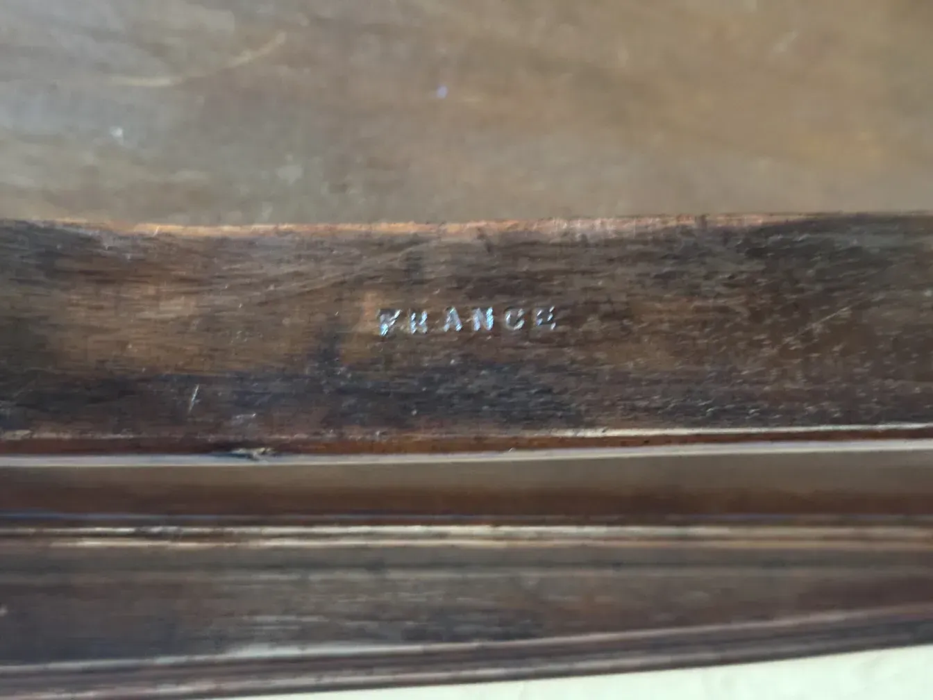 ancienne petite table avec signature à la base, ambiance subtile