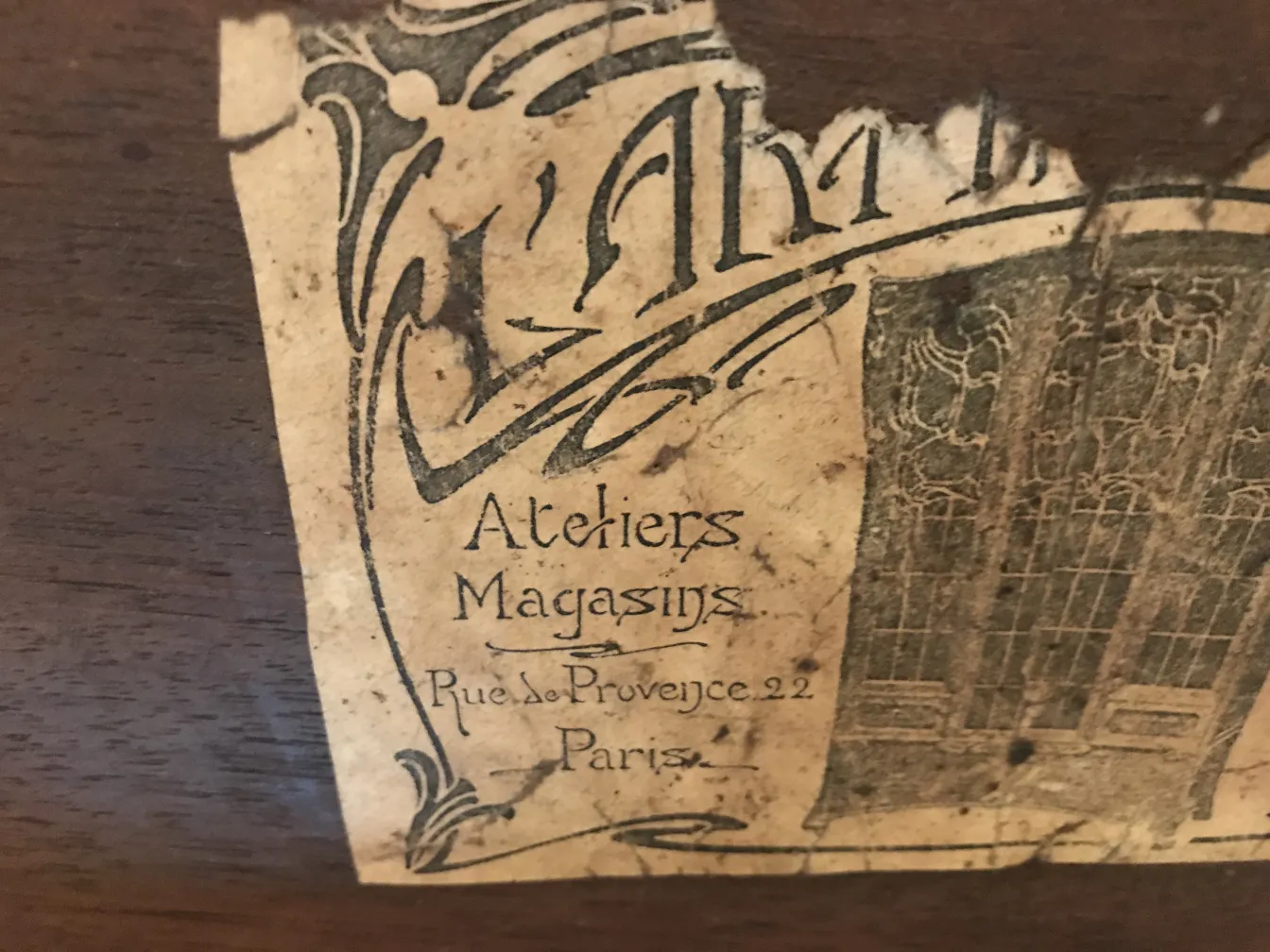 Tavolino antico con dettagli di Maison L'art Nouveau, atmosfera accogliente.