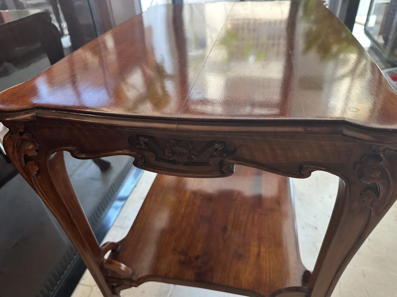 petite table antique avec des détails dans un environnement lumineux