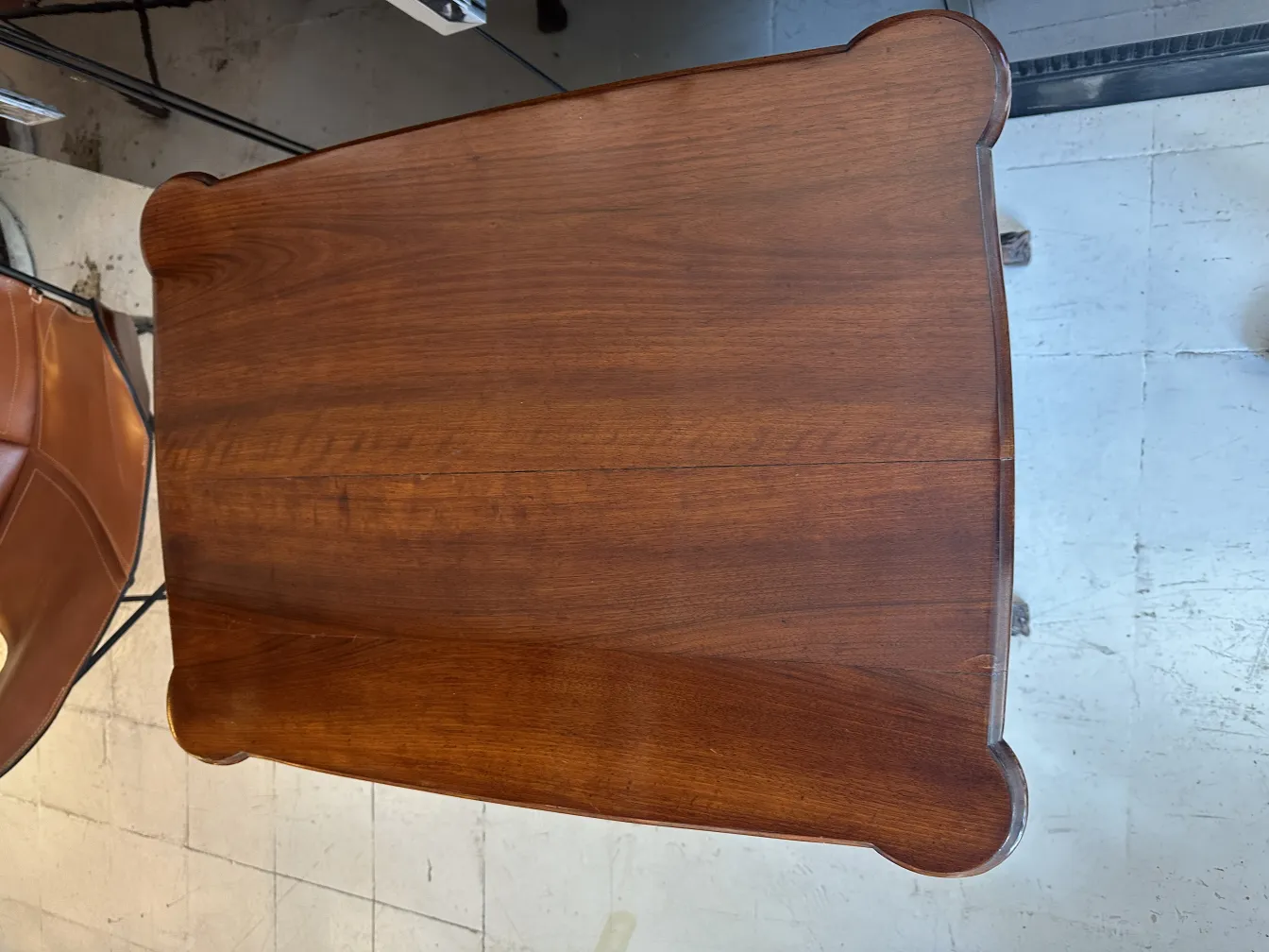 маленький антикварный столик с закругленными углами в уютной обстановке