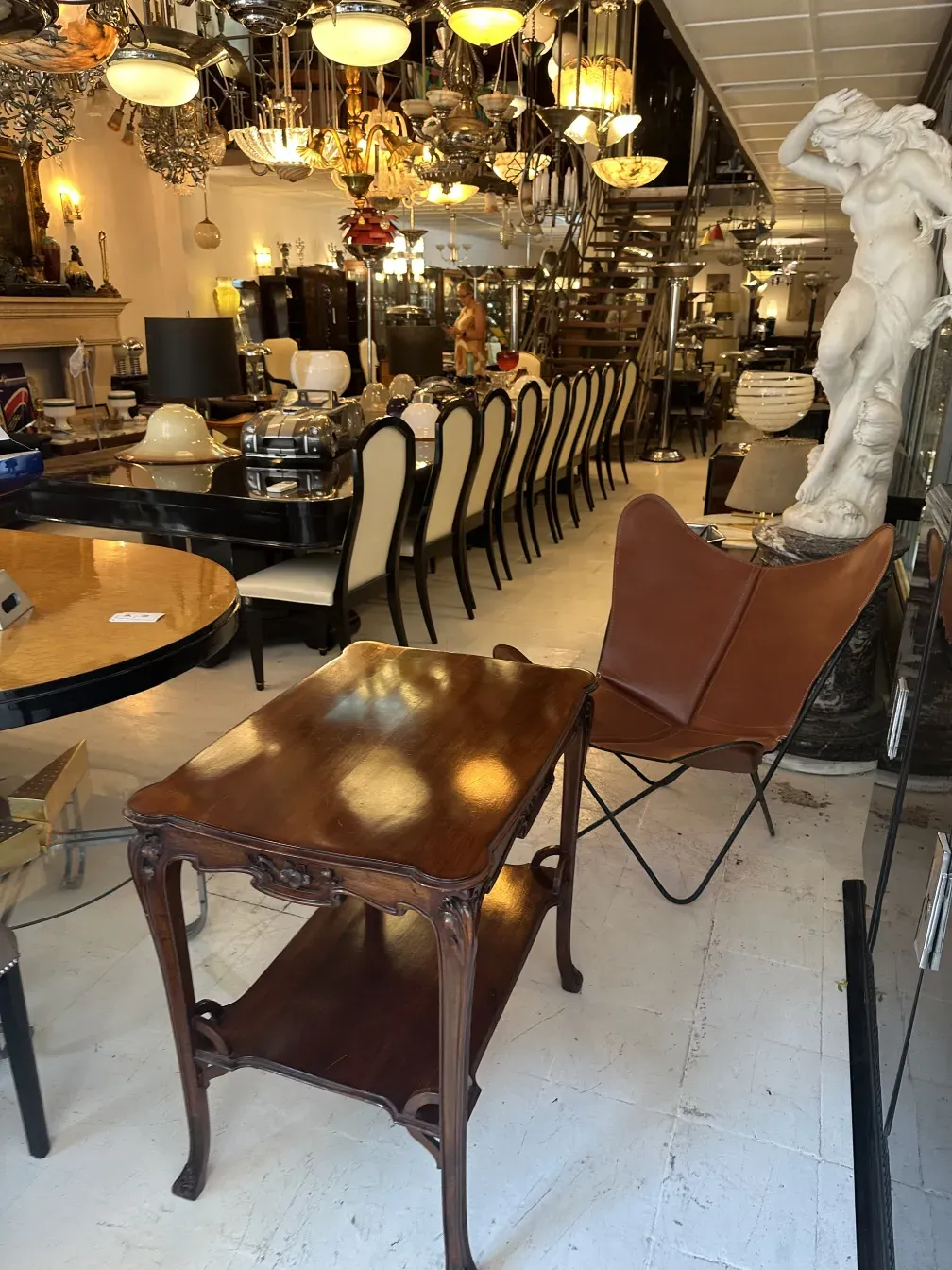 Antigua mesita de estilo, decorativa y funcional, en un ambiente acogedor con luz suave