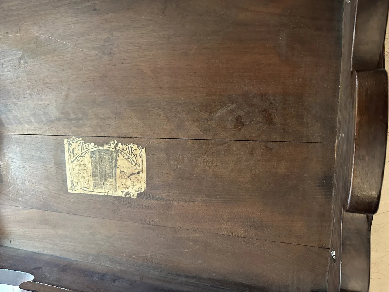 mesinha antiga com etiqueta e detalhes