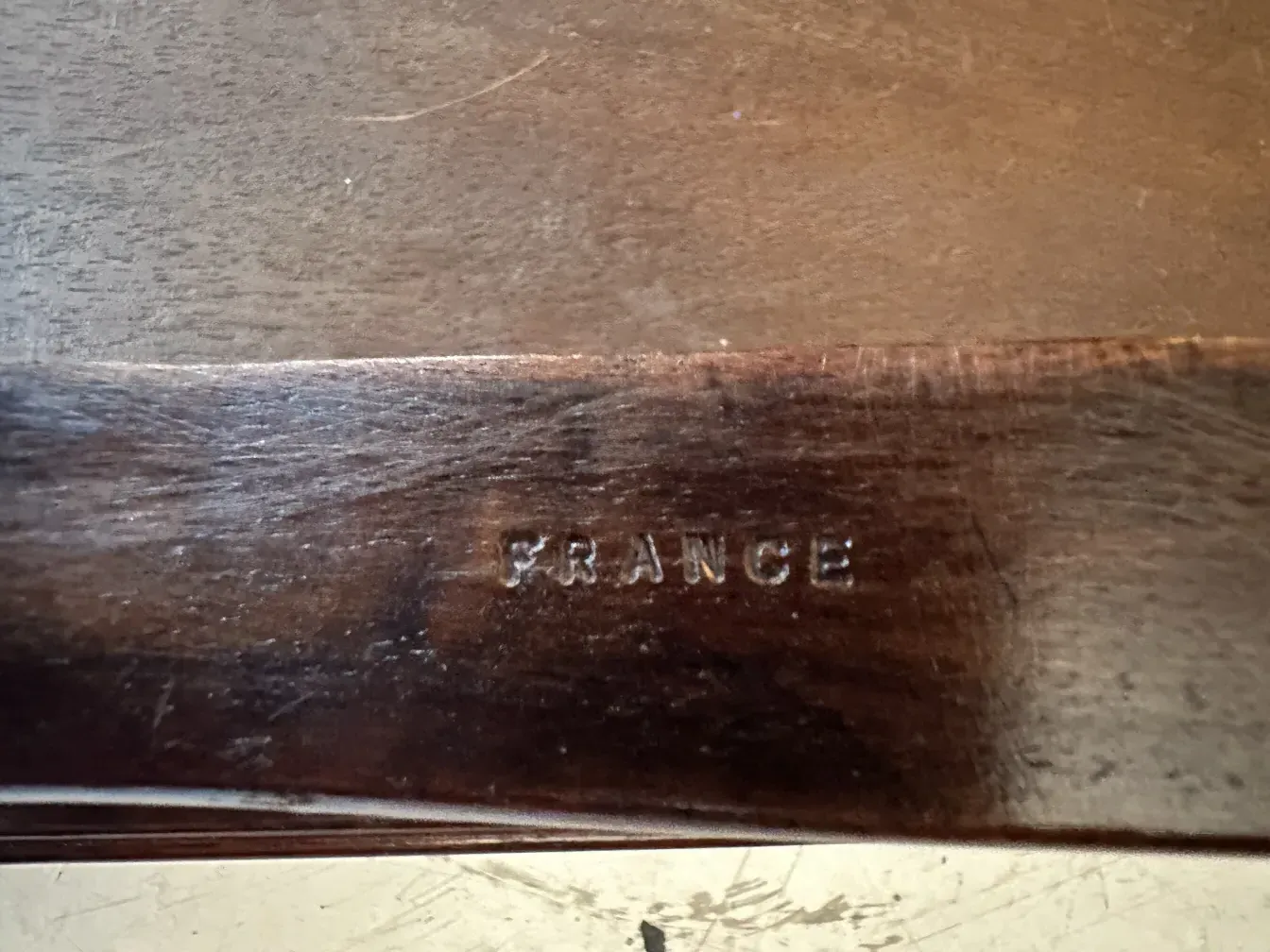 mesita antigua con detalles sutiles y ambiente acogedor, firma francia