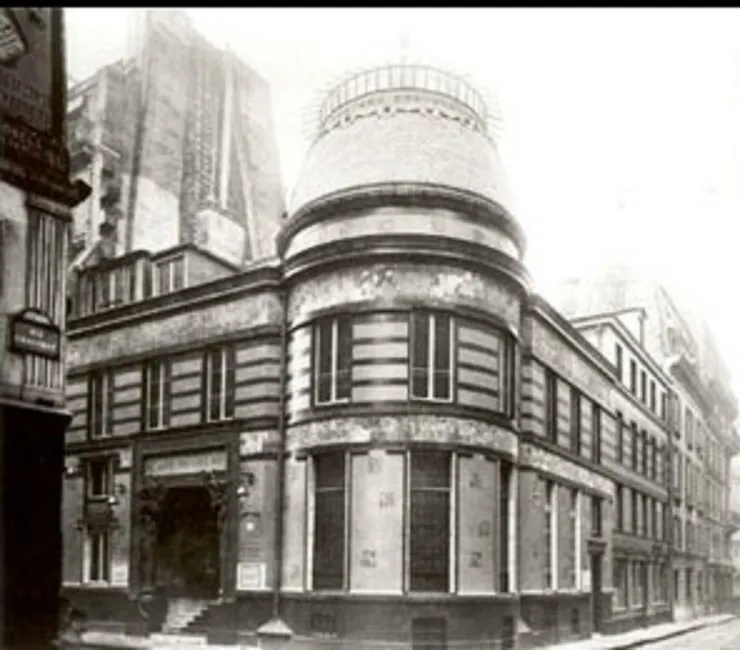 पुरानी छोटी मेज maison l'art nouveau तनाव भरे वातावरण में।