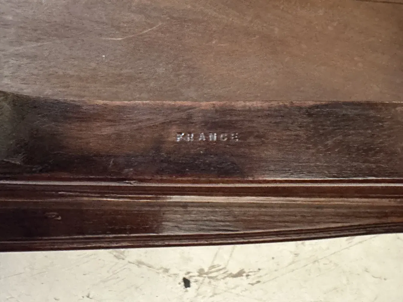 Antiker kleiner Tisch mit einer Unterschrift aus Frankreich in einer klassischen Umgebung.