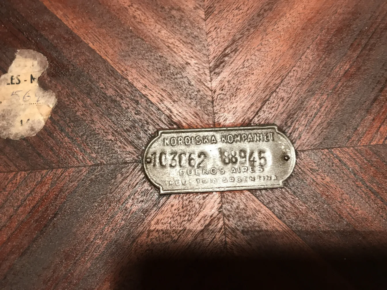 Petite table ancienne de Nordiska Kompaniet, avec design élégant dans un cadre classique