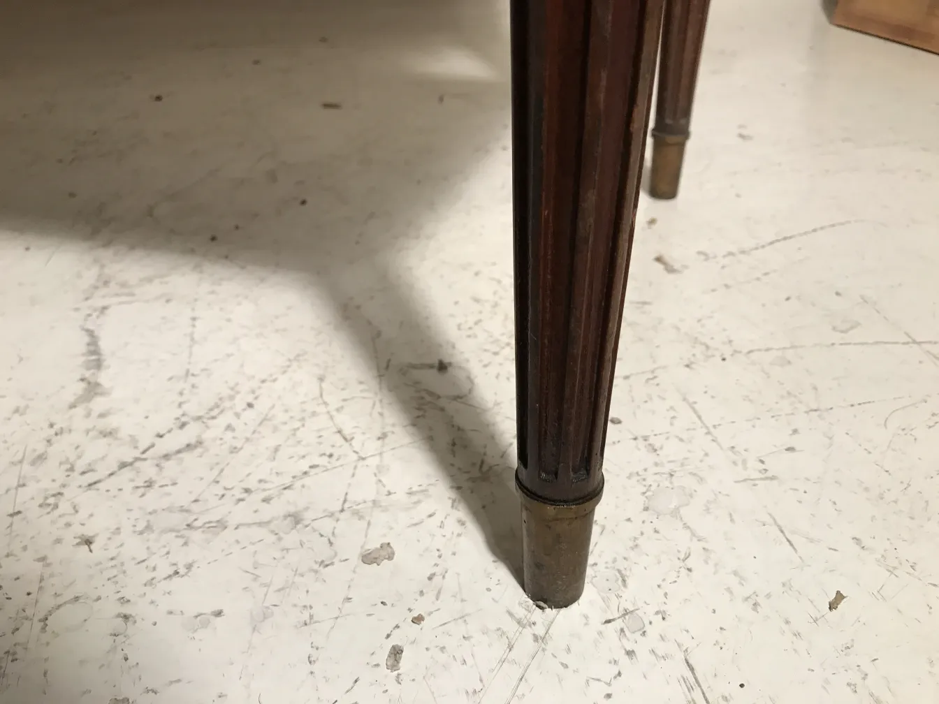 antiker kleiner Tisch mit dekorativen Details