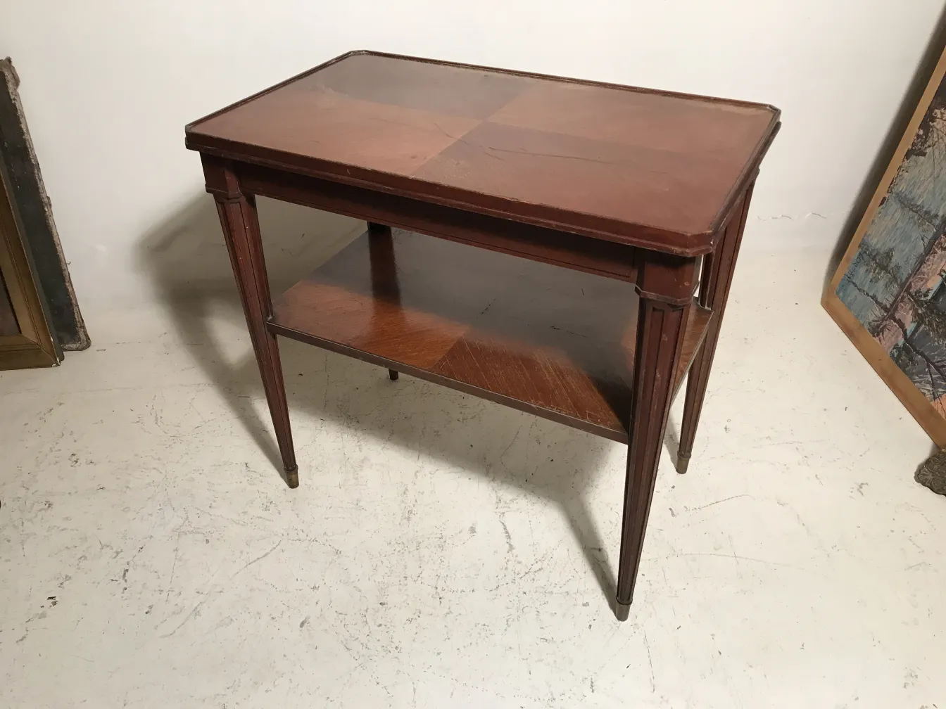 Antiker kleiner Tisch von Nordiska Kompaniet mit unterem Regal, klassischer Stil.