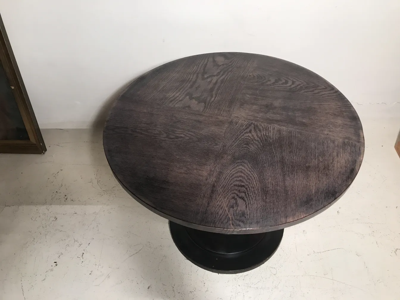 petite table ancienne ronde avec surface lisse et bord incurvé
