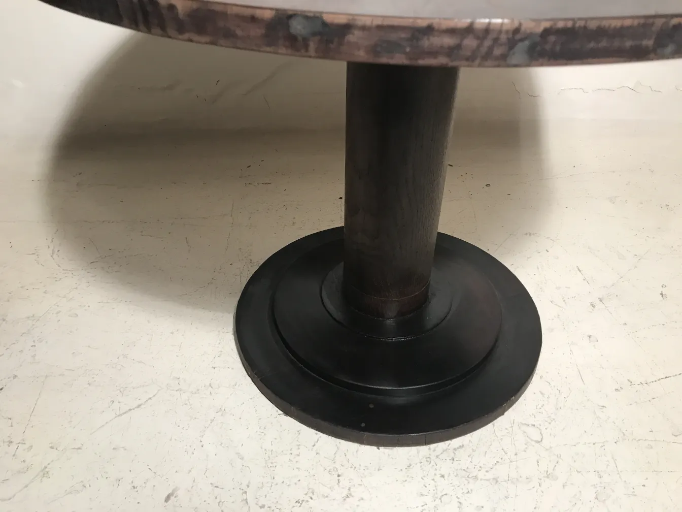 Antiker kleiner Tisch mit runder Basis und einzigartigen Details