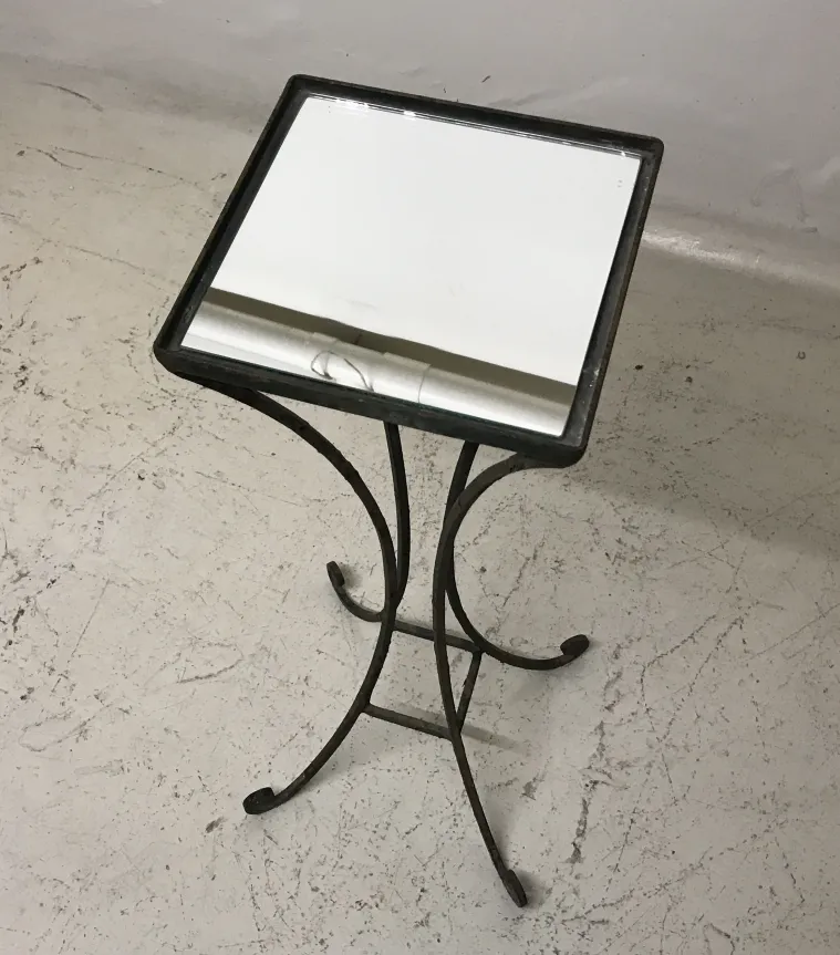 petite table antique avec un dessus en miroir, pieds élégants