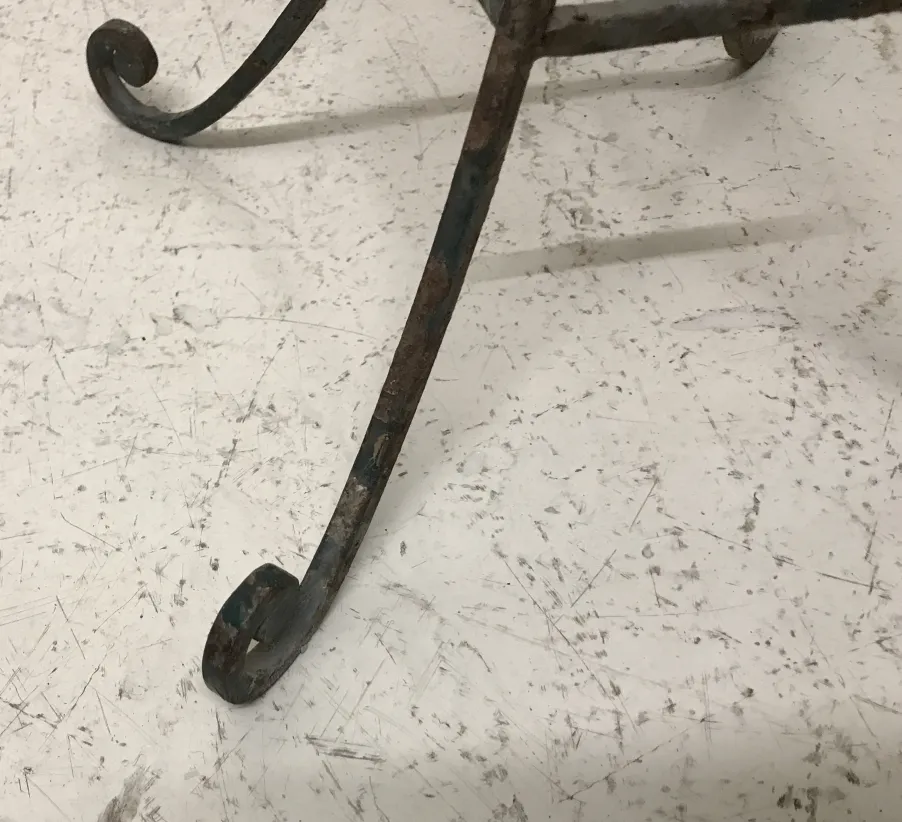 petite table ancienne avec des pieds décoratifs courbés