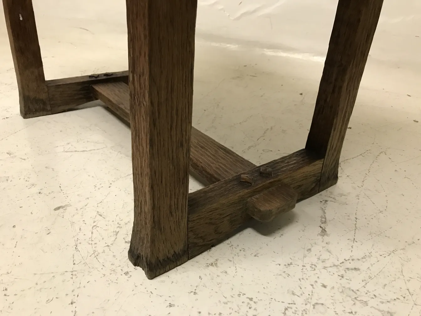 Antiker kleiner Tisch mit dicken Beinen auf einer klaren Oberfläche