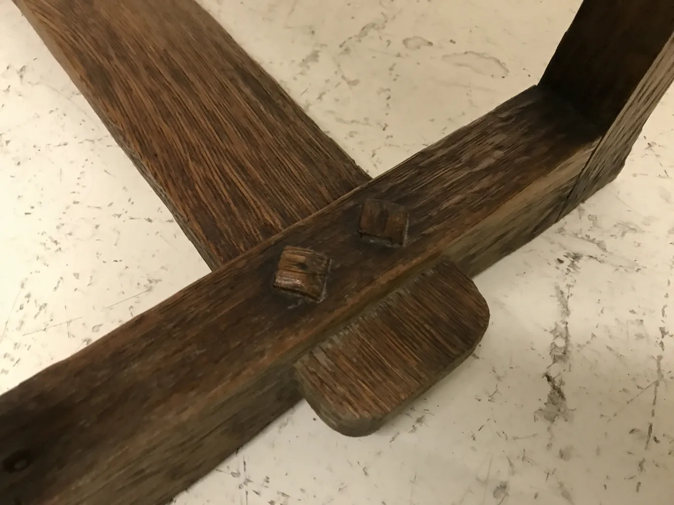 vue-detaillée-dune-petite-table-ancienne-avec-structure-simple-sur-fond-neutre