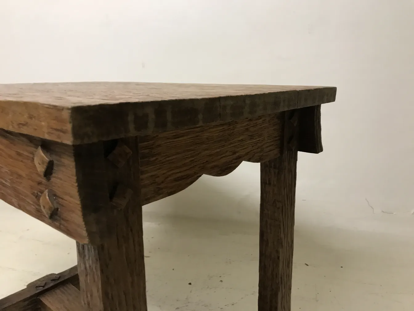 vue latérale de petite table antique au design simple